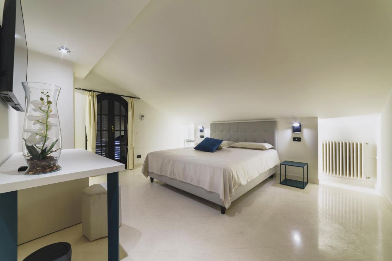 Caffetteria Luca Suite & Rooms บรอนเต ภายนอก รูปภาพ